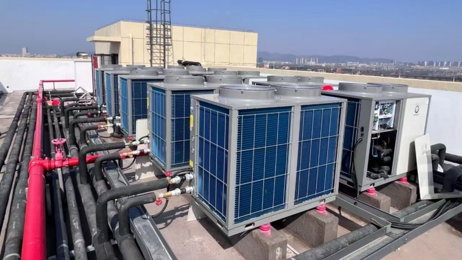 Savarankiškai pastatytuose gamyklų pastatuose įrengtos dviejų šaltinių šilumos siurblių sistemos, parko naujas mažai anglies dioksido į aplinką išskiriančios energijos tiekimo modelis. Savarankiškai pastatytuose gamyklų pastatuose įrengtos dviejų šaltinių šilumos siurblių sistemos, parko naujas mažai anglies dioksido į aplinką išskiriančios energijos tiekimo modelis.